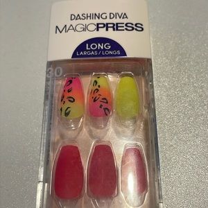 Dashing Diva press on nails.🌞